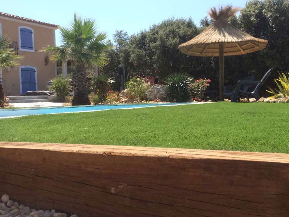 Pose de pelouse en rouleaux